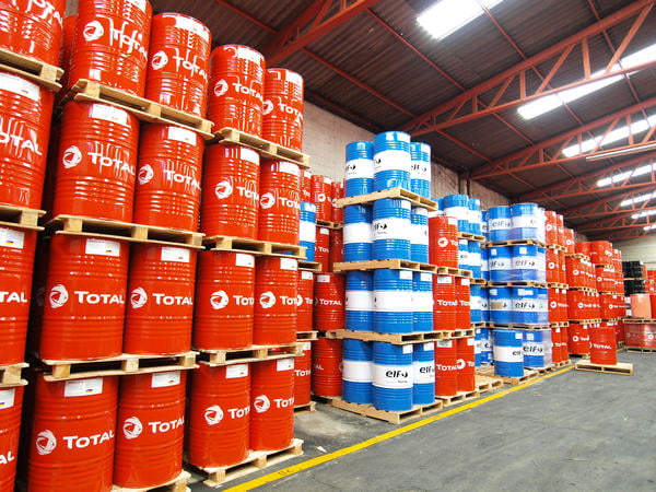 Vue intérieure de l'usine de lubrifiants Total de Guadalajara, au Mexique. Stockage des fûts de lubrifiant Total et Elf.