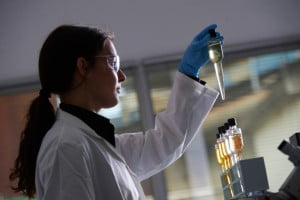 Una técnica de laboratorio de TotalEnergies observa aditivos para aceites de motor en un tubo de ensayo