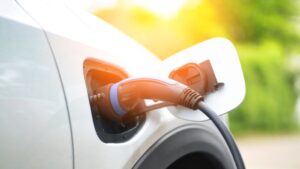 Coche eléctrico y calor: consejos para viajar en verano