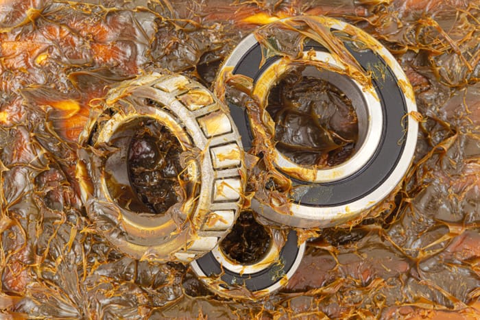 Grasas lubricantes para automoción: mucho más que aceite en tu vehículo