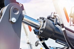 Un cilindro utilizando fluidos hidráulicos para ejercer fuerza