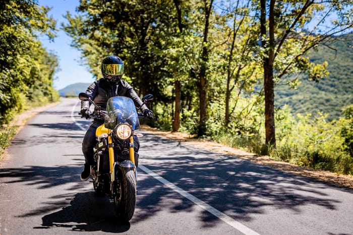 Cómo elegir tu primera moto: tipos y productos para cuidarla