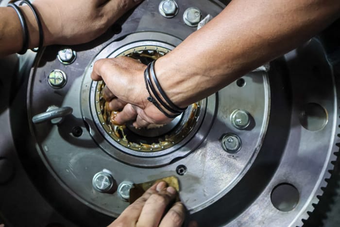 ¿Dónde encontramos grasas lubricantes en un vehículo? Cinco puntos clave