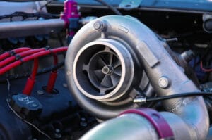 Turbo instalado en el interior de un coche junto a la entrada de aceite del motor