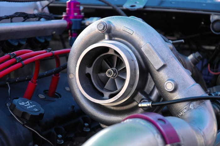 Turbo instalado en el interior de un coche junto a la entrada de aceite del motor