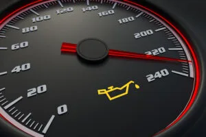 Testigo del aceite encendido en el cuadro de mandos de un coche indica consumo de aceite en el motor