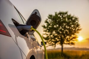 Coche eléctrico se recarga en un entorno rural en la Semana de la Movilidad
