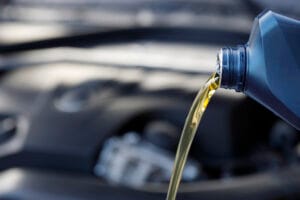 Un envase de aceite motor rellena el cárter de un vehículo con más de 100000 km